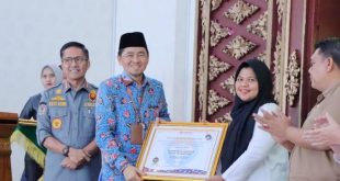 Suasana penyerahan Hasil Penilaian Keputusan Standar Pelayanan Publik Ombudsman Sumsel tahun 2023 di rumah dinas Walikota Palembang, Selasa (6/2/2024). Foto: Sumselheadline/Pitria.