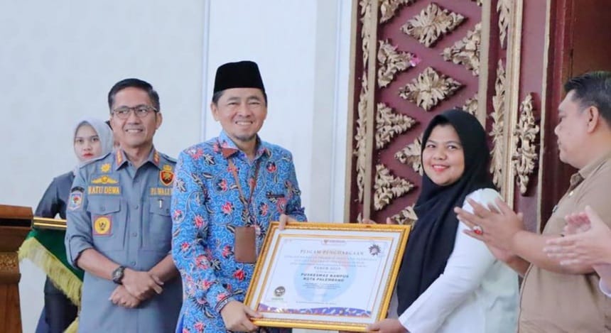 Suasana penyerahan Hasil Penilaian Keputusan Standar Pelayanan Publik Ombudsman Sumsel tahun 2023 di rumah dinas Walikota Palembang, Selasa (6/2/2024). Foto: Sumselheadline/Pitria.