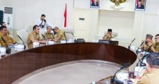 PJ Bupati Muba, Apriyadi memimpin rapat evaluasi kesiapan pemilu 14 Februari 2024, Senin (12/2/2024). Foto: Kominfo Muba.