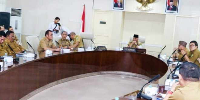 PJ Bupati Muba, Apriyadi memimpin rapat evaluasi kesiapan pemilu 14 Februari 2024, Senin (12/2/2024). Foto: Kominfo Muba.