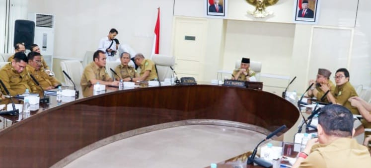 PJ Bupati Muba, Apriyadi memimpin rapat evaluasi kesiapan pemilu 14 Februari 2024, Senin (12/2/2024). Foto: Kominfo Muba.