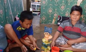 Muhammad Rizky Aditya dan adiknya di kediamannya JL DI Panjaitan, SU II Palembang, Rabu (7/2/2024). Foto: Sumselheadline/Pitria.