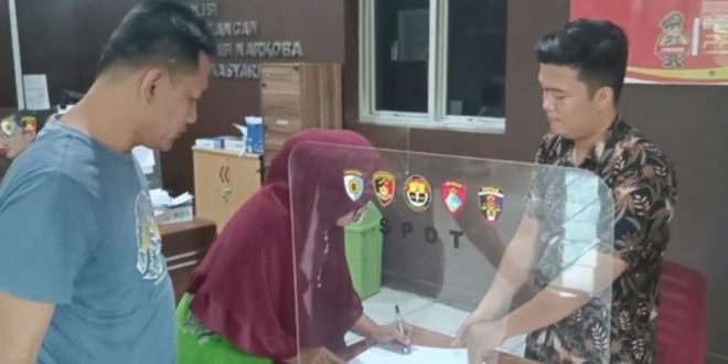 Saharani melapor ke Polrestabes atas pencurian sepeda motornya, Jumat (16/2/2024). Foto: Sumselheadline/Ela.