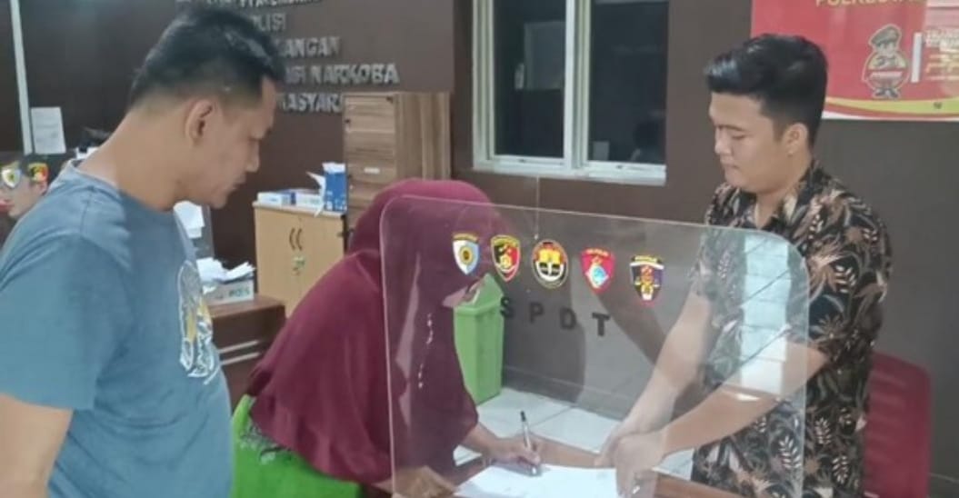 Saharani melapor ke Polrestabes atas pencurian sepeda motornya, Jumat (16/2/2024). Foto: Sumselheadline/Ela.
