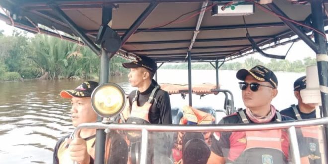 Tim Basarnas terus mencari korban karamnya perahu getek di perairan Sungau Sungsang, Banyuasin, Minggu (25/2/2024). Foto: Dok Basarnas Sumsel.