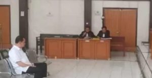 Terdakwa Sarimuda dan tim kuasa hukumnya menjalani sidang di PN Palembang, Senin (5/2/2024). Foto: Sumselheadline/Ela.