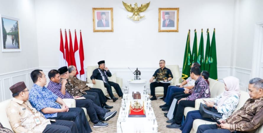 Pj Bupati Muba menerima jajaran Badan Pengembangan Sumber Daya Manusia Daerah (BPSDMD) Provinsi Sumatera Selatan yang diketuai oleh Prof DR Edward Juliartha SSos MM, di Ruang Audiensi Bupati Muba, Jumat (2/2/2024). Foto: Kominfo Muba.
