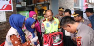 Polda Sumsel melalui Biddokkes Polda Sumsel langsung menggelar pelayanan kesehatan kepada penyelenggara Pemilu serta TNI Polri. Foto: Dok Humas Polda Sumsel.