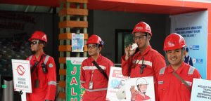 Pekerja Kilang Pertamina Plaju dalam Gerakan Nasional (Gernas) Bulan K3 tentang pentingnya kesehatan dan keselamatan kerja di area kerja. Foto: Dok Pertamina.
