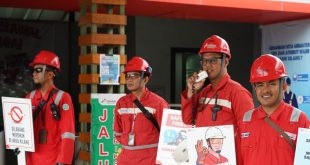 Pekerja Kilang Pertamina Plaju dalam Gerakan Nasional (Gernas) Bulan K3 tentang pentingnya kesehatan dan keselamatan kerja di area kerja. Foto: Dok Pertamina.