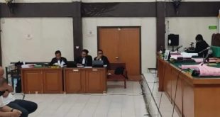 Herman Mayori dan Bram Rizal, mantan pejabat PUPR Muba, saat menjalani sidang tuntutan di PN Tipikor Palembang, Jumat (2/2/2024). Foto: Sumselheadline/Ela.