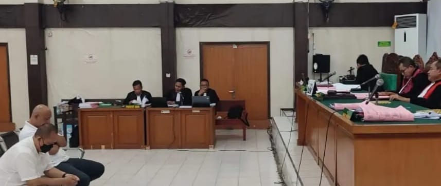 Herman Mayori dan Bram Rizal, mantan pejabat PUPR Muba, saat menjalani sidang tuntutan di PN Tipikor Palembang, Jumat (2/2/2024). Foto: Sumselheadline/Ela.