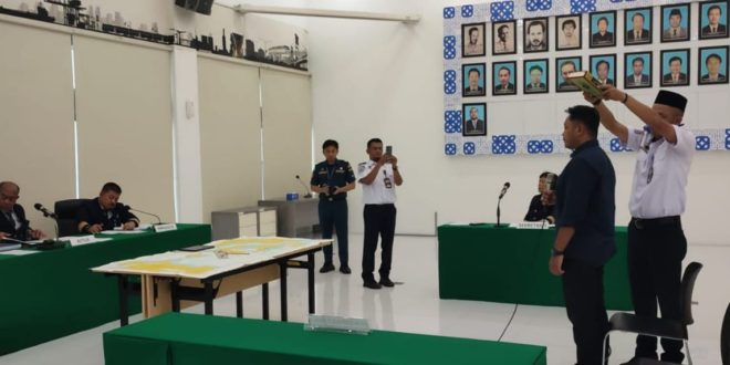 Sidang terbakarnya Tugboat Paiton penarik tongkang batubara di perairan Ambang Luar Sungai Musi Kabupaten Banyuasin // Ketua Tim Panel Ahli Mahkamah Pelayaran Capt. Suhidman, M.Mar, Rabu (22/2/2024). Foto: Sumselheadline/Ferly