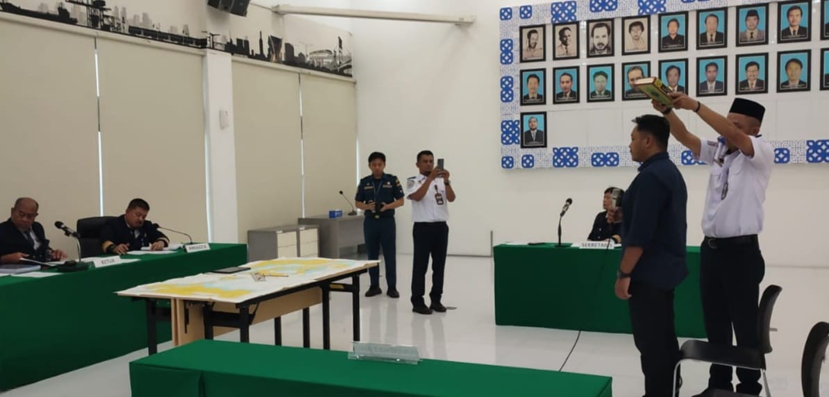 Sidang terbakarnya Tugboat Paiton penarik tongkang batubara di perairan Ambang Luar Sungai Musi Kabupaten Banyuasin // Ketua Tim Panel Ahli Mahkamah Pelayaran Capt. Suhidman, M.Mar, Rabu (22/2/2024). Foto: Sumselheadline/Ferly