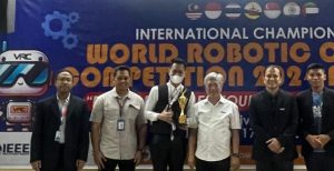 Siswa dan guru SMK 2 Palembang yang menjuarai di ajang Championship of World Robotic Center Competition 2024 di Multimedia University, Cyberjaya Malaysia, (18/1/2024). Foto: Dok SMK 2 Palembang.