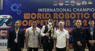 Siswa dan guru SMK 2 Palembang yang menjuarai di ajang Championship of World Robotic Center Competition 2024 di Multimedia University, Cyberjaya Malaysia, (18/1/2024). Foto: Dok SMK 2 Palembang.