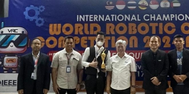 Siswa dan guru SMK 2 Palembang yang menjuarai di ajang Championship of World Robotic Center Competition 2024 di Multimedia University, Cyberjaya Malaysia, (18/1/2024). Foto: Dok SMK 2 Palembang.