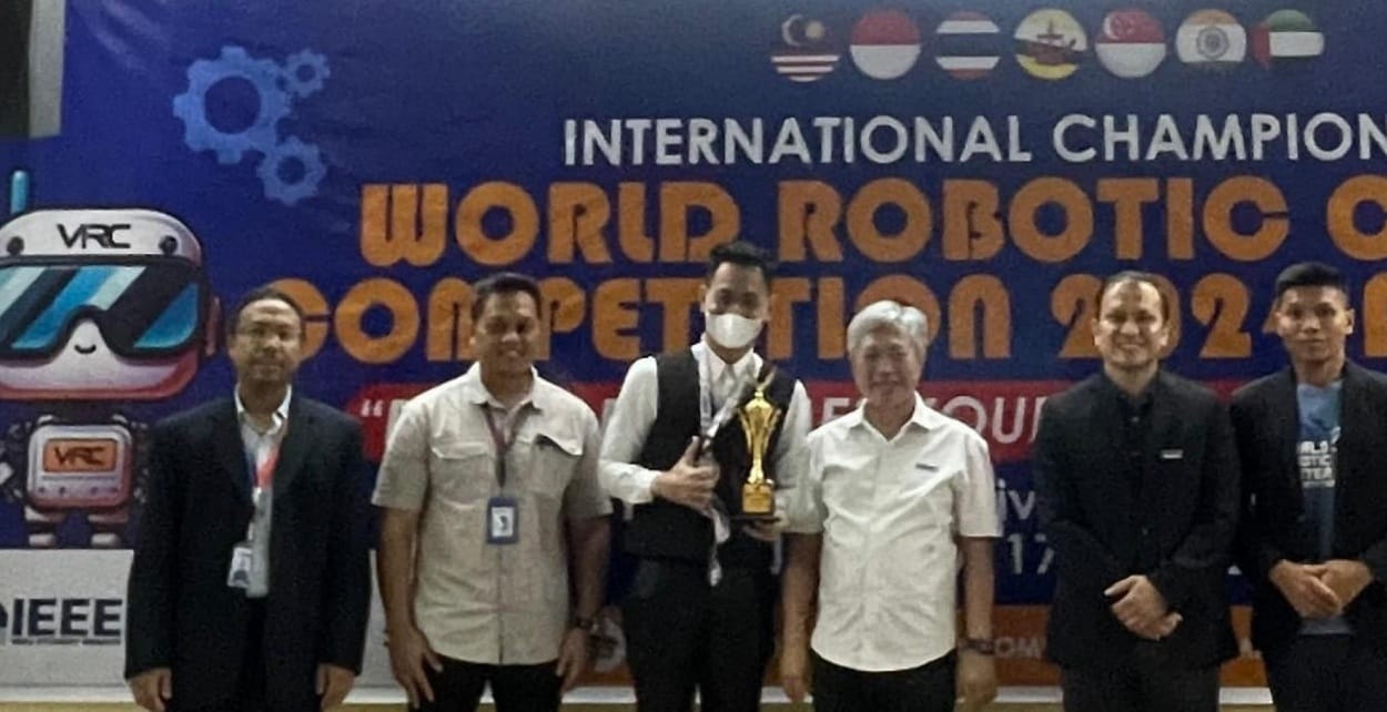 Siswa dan guru SMK 2 Palembang yang menjuarai di ajang Championship of World Robotic Center Competition 2024 di Multimedia University, Cyberjaya Malaysia, (18/1/2024). Foto: Dok SMK 2 Palembang.