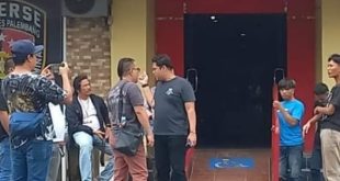 Polisi yang telah mengamankankan kedua tersangka (baju biru dan hitam) di Mapolrestabes Palembang, Jumat (9/2/2024). Foto: Sumselheadline/Ela.