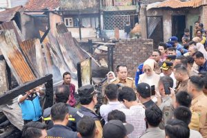PJ Gubernur Sumsel, Agus Fatoni saat meninjau lokasi kebakaran di 27 Ilir Palembang, Selasa (13/2/2024). Foto: Humas Pemprov Sumsel.