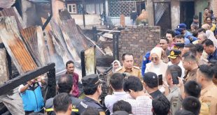 PJ Gubernur Sumsel, Agus Fatoni saat meninjau lokasi kebakaran di 27 Ilir Palembang, Selasa (13/2/2024). Foto: Humas Pemprov Sumsel.