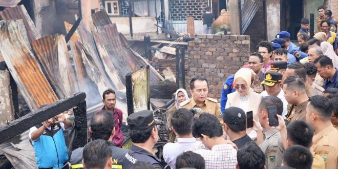 PJ Gubernur Sumsel, Agus Fatoni saat meninjau lokasi kebakaran di 27 Ilir Palembang, Selasa (13/2/2024). Foto: Humas Pemprov Sumsel.