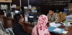 Seorang ibu rumah tangga (IRT) bernama Yarna (52) melapor ke polisi kasus penipuan, Jumatr (2/2/2024). Foto: Sumselheadline/Ela.