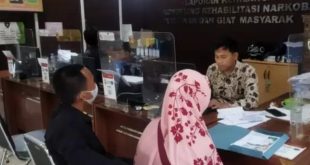 Seorang ibu rumah tangga (IRT) bernama Yarna (52) melapor ke polisi kasus penipuan, Jumatr (2/2/2024). Foto: Sumselheadline/Ela.