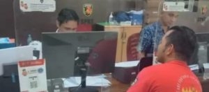 Toni melapor ke Polrestabes Palembang, atas dugaan penipuan jual beli mobil, Selasa (6/2/2024). Foto: Sumselheadline/Ela.