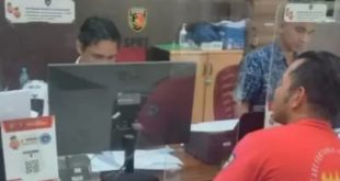 Toni melapor ke Polrestabes Palembang, atas dugaan penipuan jual beli mobil, Selasa (6/2/2024). Foto: Sumselheadline/Ela.