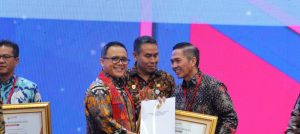 Pj Walikota Palembang, Ratu Dewa menerima penghargaan dari Menpar ARB atas komitmen dalam pemenuhan kebutuhan ASN dan penataan tenaga Non-ASN berdasarkan UU No 20 tahun 2023 tentang ASN, Kamis (14/3/2024). Foto: Kominfo Palembang.