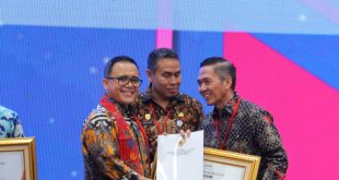 Pj Walikota Palembang, Ratu Dewa menerima penghargaan dari Menpar ARB atas komitmen dalam pemenuhan kebutuhan ASN dan penataan tenaga Non-ASN berdasarkan UU No 20 tahun 2023 tentang ASN, Kamis (14/3/2024). Foto: Kominfo Palembang.