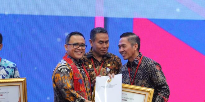Pj Walikota Palembang, Ratu Dewa menerima penghargaan dari Menpar ARB atas komitmen dalam pemenuhan kebutuhan ASN dan penataan tenaga Non-ASN berdasarkan UU No 20 tahun 2023 tentang ASN, Kamis (14/3/2024). Foto: Kominfo Palembang.