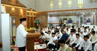 Pj Gubernur Sumsel, Agus Fatoni saat tarawih bersama perwakilan BI Sumsel di Kantor Bank Indonesia Provinsi Sumsel, Palembang, Sumatera Selatan. Foto: Humas Pemprov Sumsel.