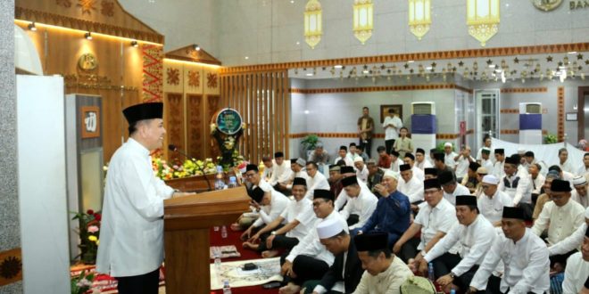 Pj Gubernur Sumsel, Agus Fatoni saat tarawih bersama perwakilan BI Sumsel di Kantor Bank Indonesia Provinsi Sumsel, Palembang, Sumatera Selatan. Foto: Humas Pemprov Sumsel.