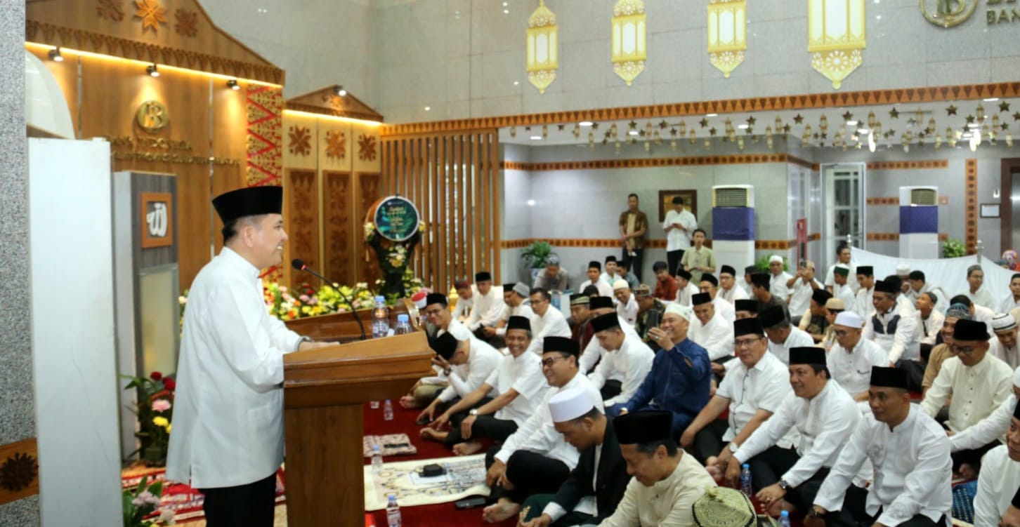 Pj Gubernur Sumsel, Agus Fatoni saat tarawih bersama perwakilan BI Sumsel di Kantor Bank Indonesia Provinsi Sumsel, Palembang, Sumatera Selatan. Foto: Humas Pemprov Sumsel.