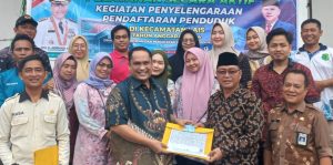 Kadisdukcapil Muba, Demoon Hardian Eka Suza saat memberikan KTP dan KK pada warga. Foto: Dok Kominfo Muba.