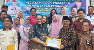 Kadisdukcapil Muba, Demoon Hardian Eka Suza saat memberikan KTP dan KK pada warga. Foto: Dok Kominfo Muba.