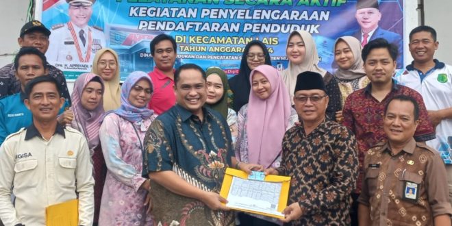 Kadisdukcapil Muba, Demoon Hardian Eka Suza saat memberikan KTP dan KK pada warga. Foto: Dok Kominfo Muba.