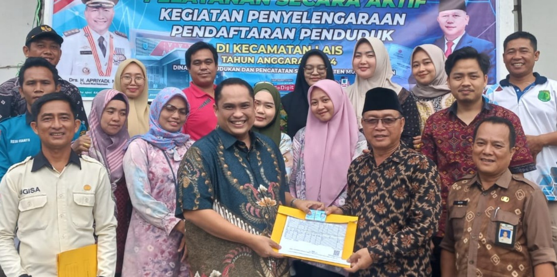 Kadisdukcapil Muba, Demoon Hardian Eka Suza saat memberikan KTP dan KK pada warga. Foto: Dok Kominfo Muba.