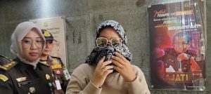 DPO Yeni Verawati ditangkap Kejaksaan Tinggi Sumsel dalam kasus penipuan, Kamis (21/3/2024). Foto: Sumselheadline/Ela.