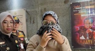 DPO Yeni Verawati ditangkap Kejaksaan Tinggi Sumsel dalam kasus penipuan, Kamis (21/3/2024). Foto: Sumselheadline/Ela.