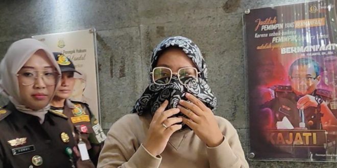 DPO Yeni Verawati ditangkap Kejaksaan Tinggi Sumsel dalam kasus penipuan, Kamis (21/3/2024). Foto: Sumselheadline/Ela.
