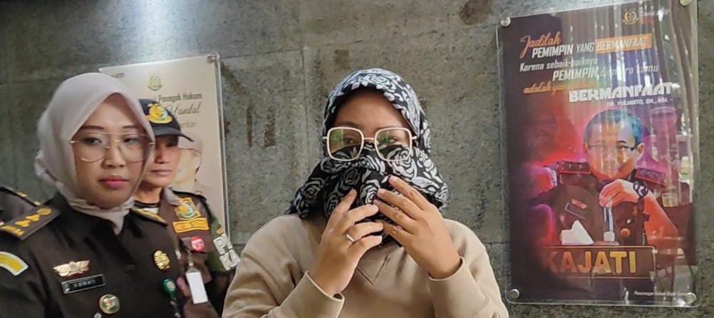 DPO Yeni Verawati ditangkap Kejaksaan Tinggi Sumsel dalam kasus penipuan, Kamis (21/3/2024). Foto: Sumselheadline/Ela.