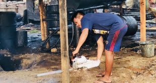 Seorang warga membongkar tungku penyulingan minyak ilegal di Sanga Desa, Muba, Kamis (21/3/2024). Foto: Dok Polsek Sanga Desa.