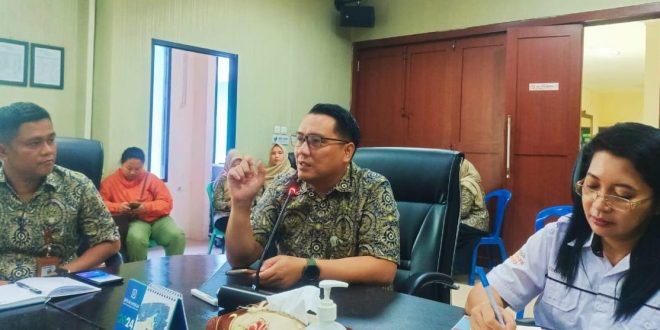 Susana pelayanan di kantor BPJS Kesehatan Palembang. Foto: Sumselheadline/Ela.