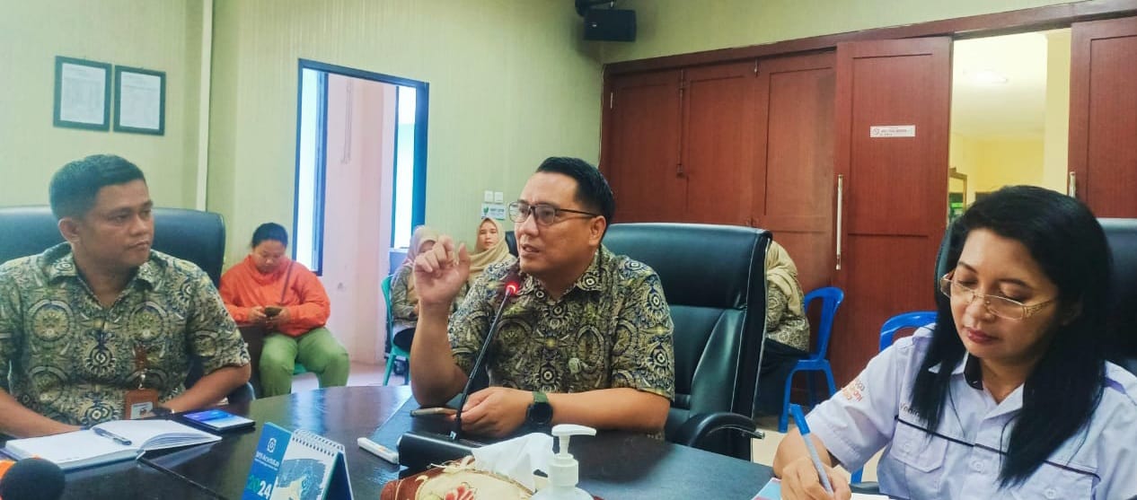 Susana pelayanan di kantor BPJS Kesehatan Palembang. Foto: Sumselheadline/Ela.