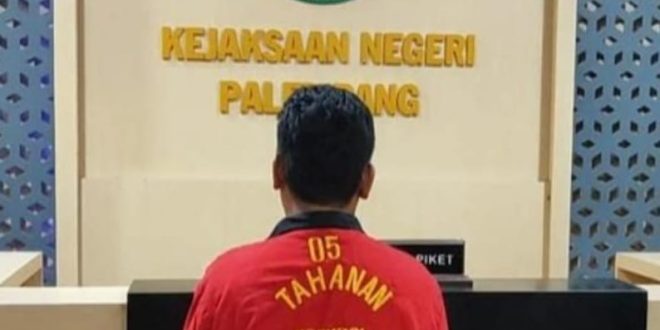 JN tersangka pengadaan pakaian dinas batik di Persatuan Perangkat Desa Indonesia (PPDI) Provinsi Sumsel tahun 2021. Foto: Sumselheadline/Ela.