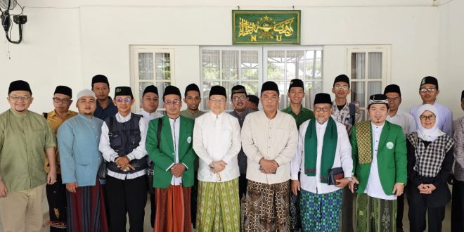 Wakil Ketua Umum Pengurus Besar Nahdlatul Ulama (PBNU), KH Zulfa Mustofa, silaturahim bersama pengurus PCNU Kota Palembang di Ponpes Aulia Cendikia, Palembang, Jumat (29/3/2024). Foto: Dok PCNU Palembang.