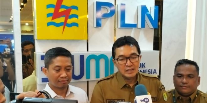 Asisten Bidang Perekonomian dan Pembangunan Pemkab Muba, Andi Wijaya Busroh usai rapat pembahasan jadwal groundbreaking di kantor PLN Palembang, Senin (25/3/2024). Foto: Kominfo Muba.